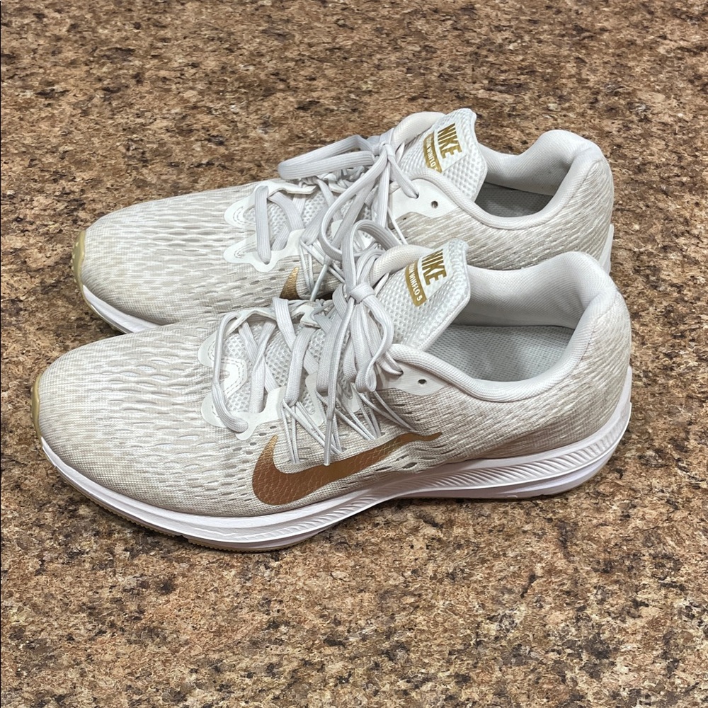 WORN ONCE NikeZoom Winflo 5 Running Women's Athletic Shoes in White and Gold 9